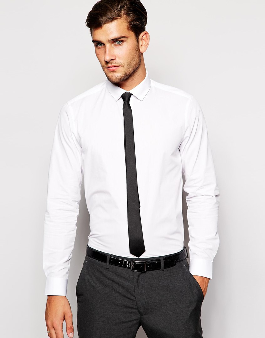 Мужчина в белой рубашке с галстуком